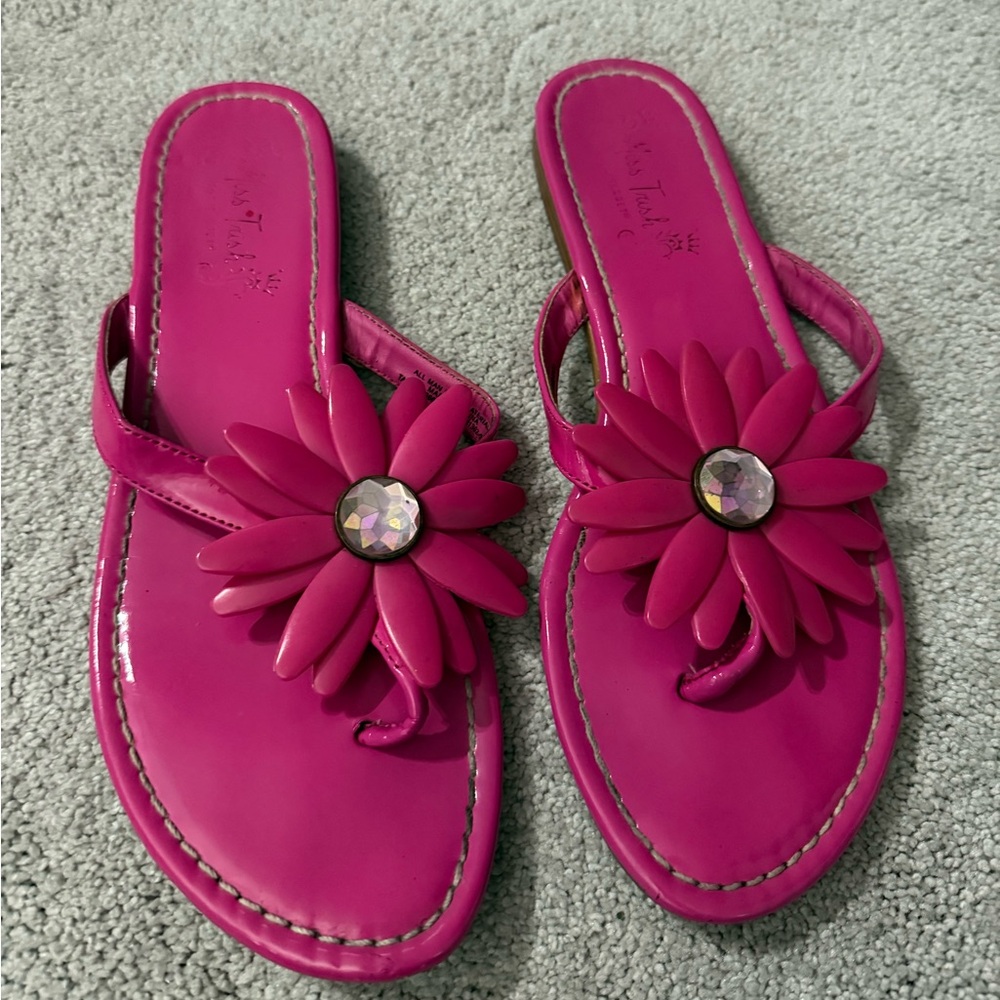 Bright pink flat sandals with daisy flower accent Size 8